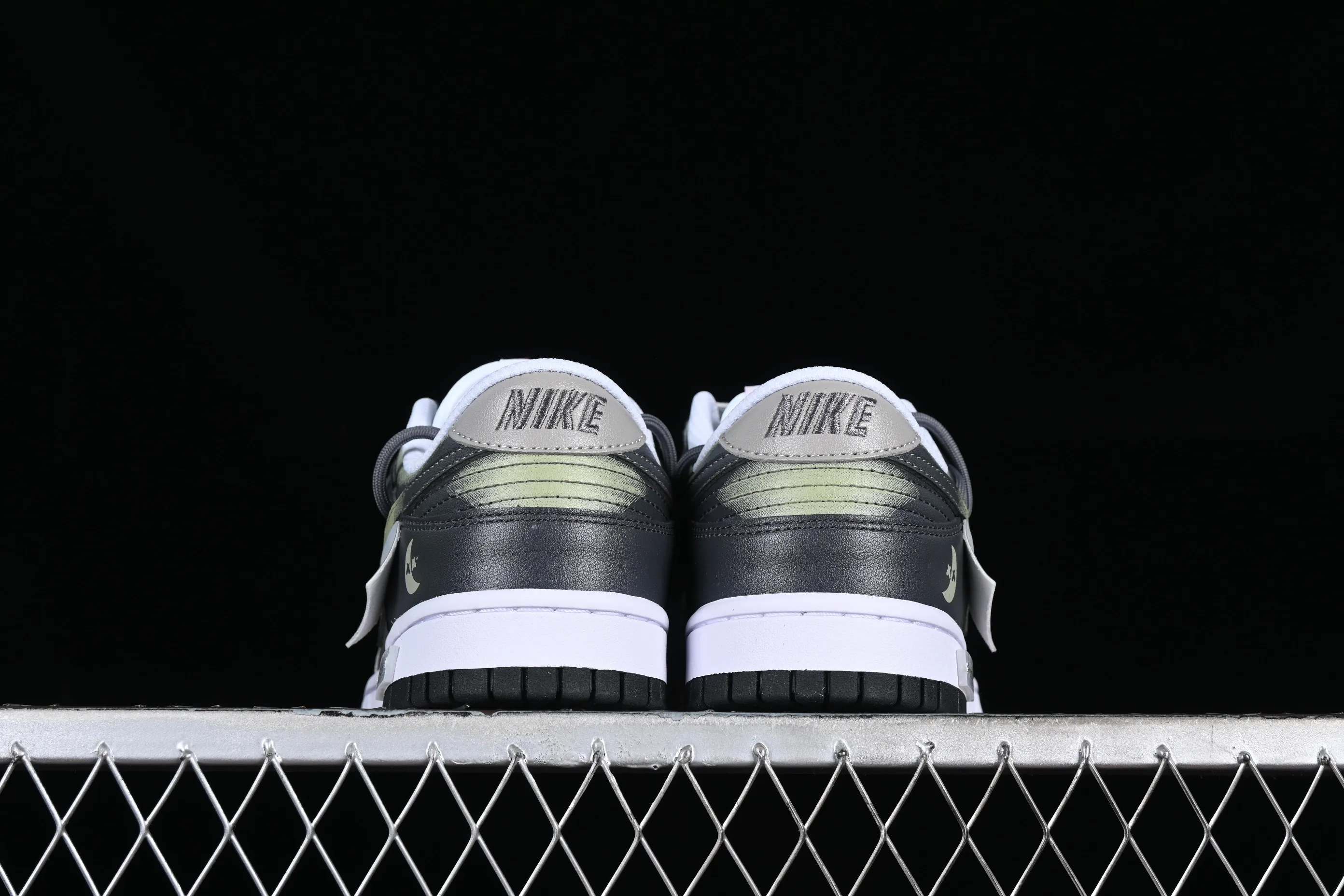 All Categories Nk SB Dunk Series Nk SB Dunk Low Low-top sneakers Nk Dunk Low Panda Prank-Moon Deconstruction Workwear style SB strap low-top casual sneakers FB3354-001